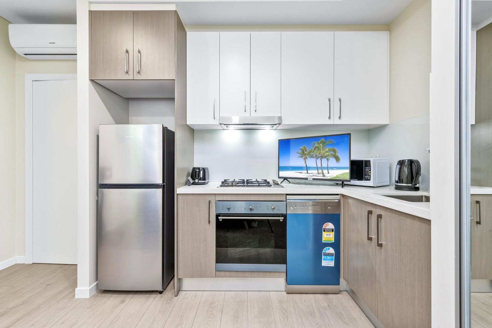 Apartment Near Airpot Bay With Parking